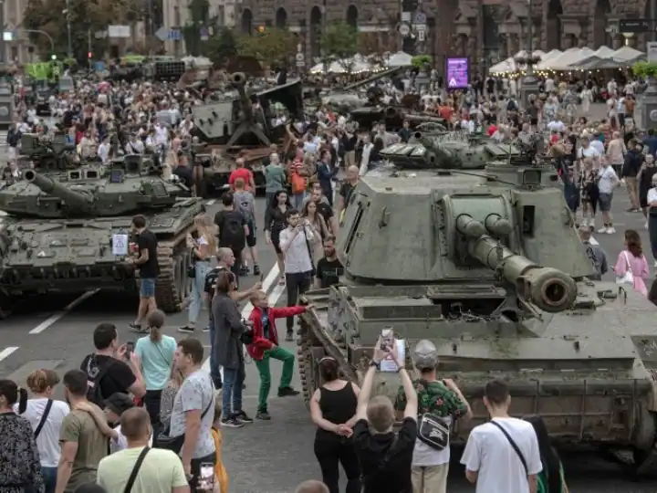 Exhibition Of Military Vehicles No Parades Ukraine Independence Day Being Celebrated As Fight Back Fears Of Major Russian Attack | Ukraine I-Day: डर के साये में मनाया जा रहा यूक्रेन का स्वतंत्रता दिवस, कीव में तबाह टैंकों की प्रदर्शनी