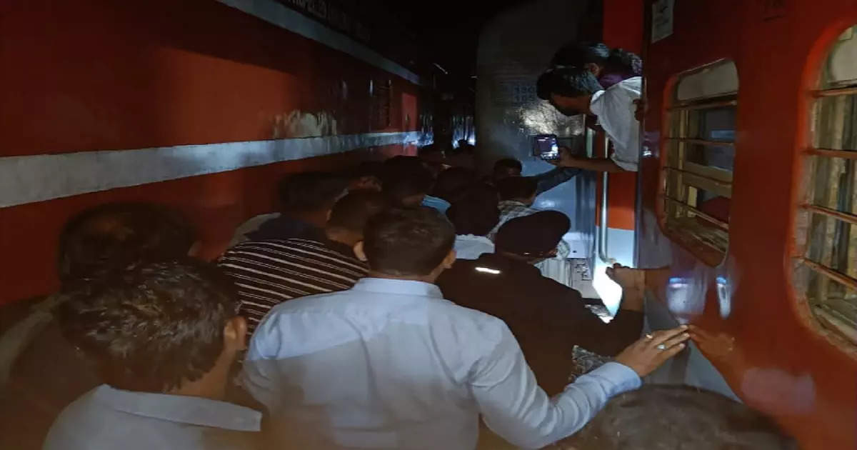 gondiya railway accident, मोठी बातमी : गोंदियाजवळ रेल्वे गाडीला भीषण अपघात; ५० पेक्षा अधिक प्रवासी जखमी - big news : railway train accident near gondia; more than 50 passengers injured