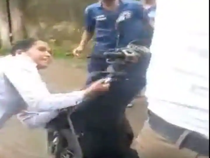 Mumbai News Angry Man With Wife Tries To Run Over Scooty On Woman Cop Video Viral