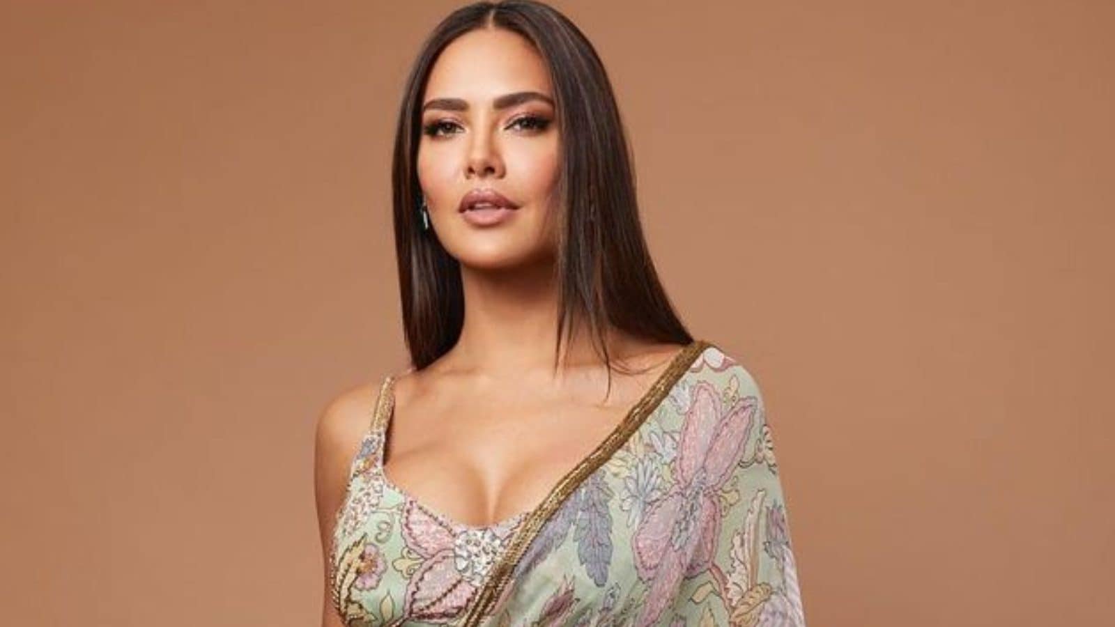 Aashram 3 Actress Esha Gupta Has Hilarious Reply to Paparazzi Who Asked Her About Marriage, Watch