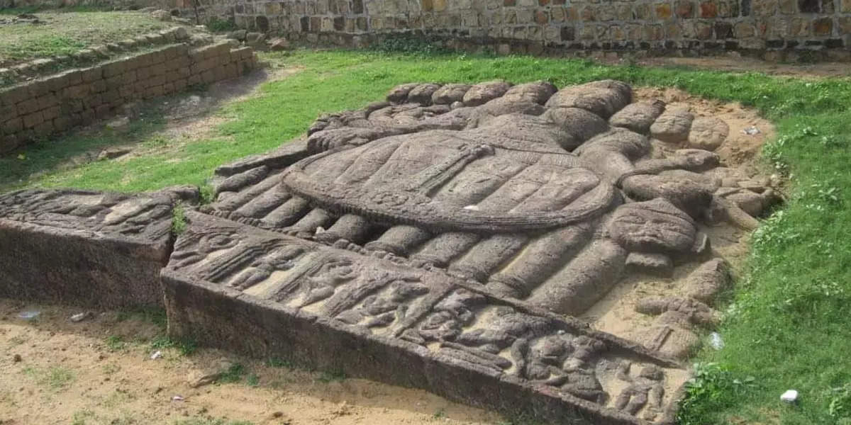 chandrpur live news today, रावणाची मूर्ती समजून मारत होते दगड, पण मूर्तीचे गूढ रहस्य समोर येताच गावकऱ्यांनी जोडले हात - historians discovered the ancient idol of the goddess in chandrpur