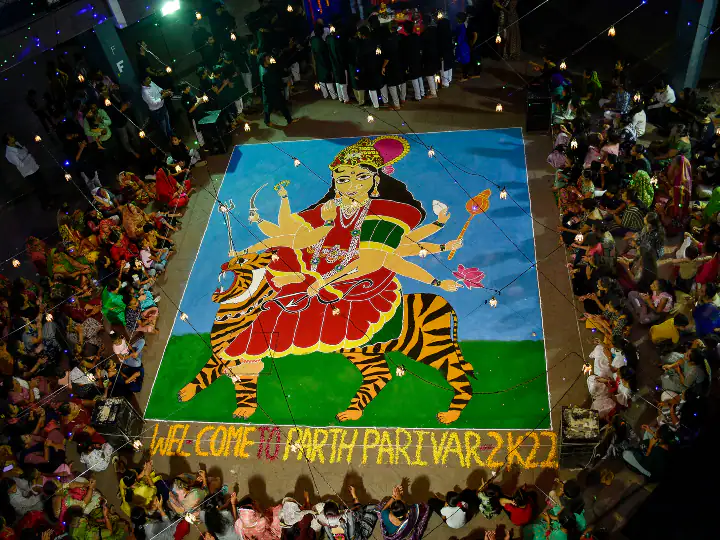 Durga Puja 2022: मां दुर्गा के दर्शन के लिए लगा भक्तों का तांता, देखें तस्वीरें