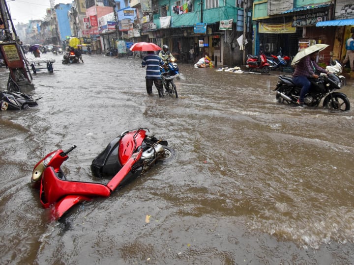 Tamil Nadu Weather Update As Heavy Rainfall 2 People Dead In Chennai And 7 District School Colleges Close