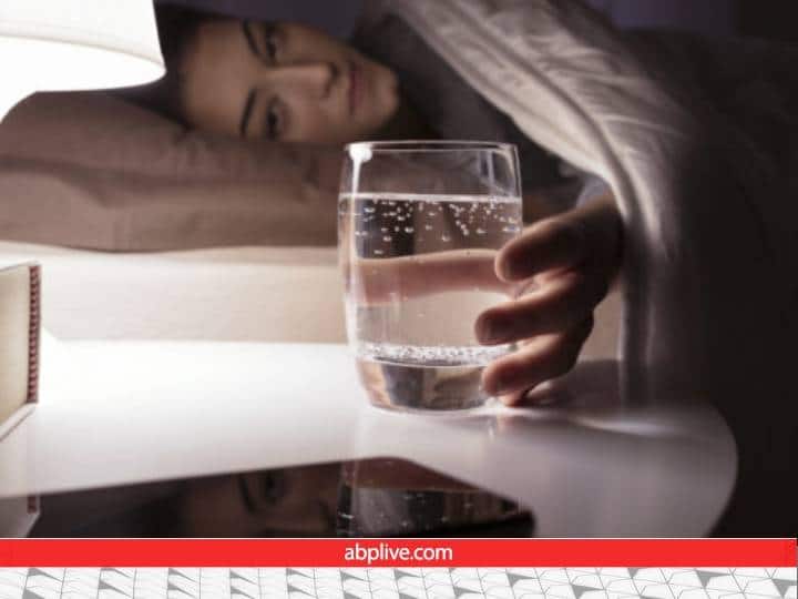 Health Tips: पानी की कमी के कारण रात में सोते वक्त लगती है ठंड, रिसर्च में हुआ खुलासा