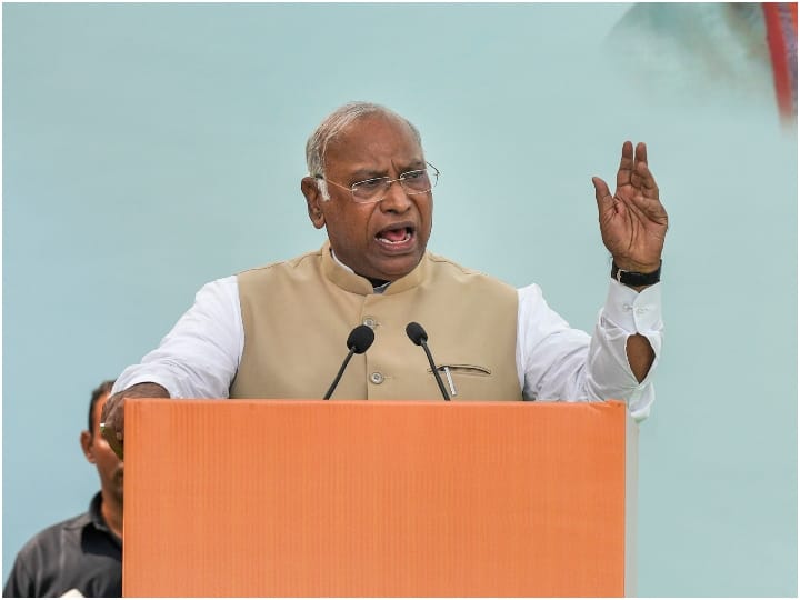 Congress President Mallikarjun Kharge Welcomes Decision To Uphold EWS Reservation | EWS आरक्षण पर सुप्रीम कोर्ट के फैसले का कांग्रेस अध्यक्ष ने किया स्वागत, कहा