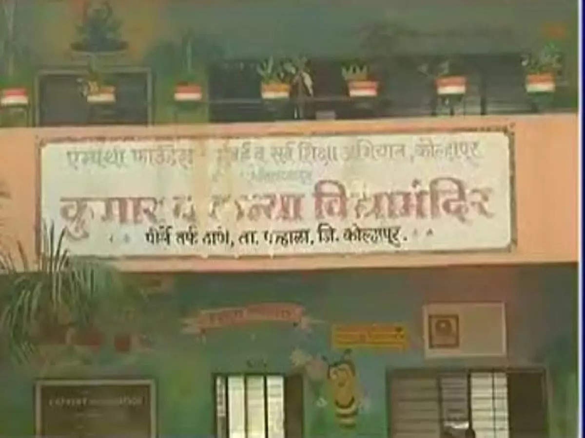 kolhapur school, कोल्हापुरात मुलींनी अचानक शाळेत जाणं बंद केलं; चौकशी केल्यानंतर धक्कादायक घटना उघड - girls from porle in kolhapur district suddenly stopped going to school shocking reason