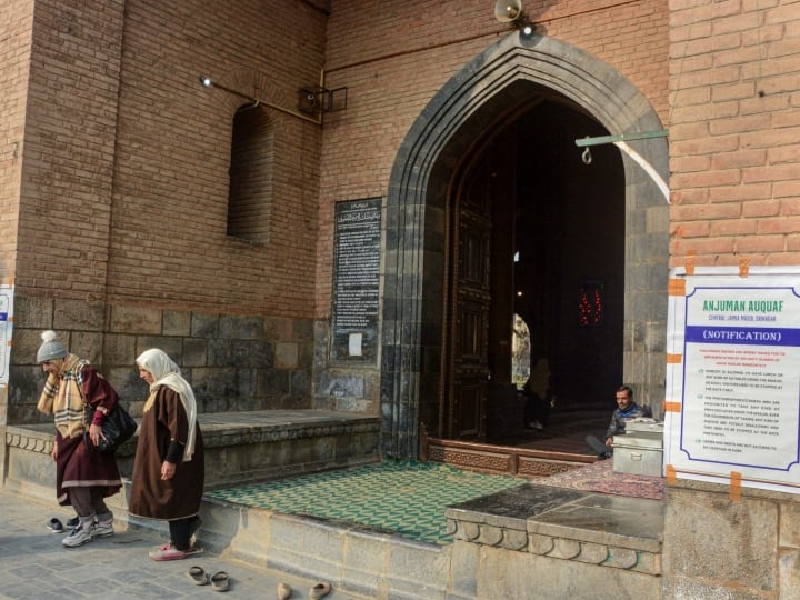 Srinagar Jama Masjid Ban On Sitting With Men And Women Also Ban On Taking Photographs Ann