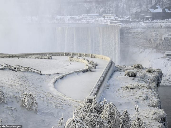 Niagara Falls Frozen: जम गया नियाग्रा फॉल, अमेरिका में बर्फीले तूफान का कहर जारी, देखें तस्वीरें