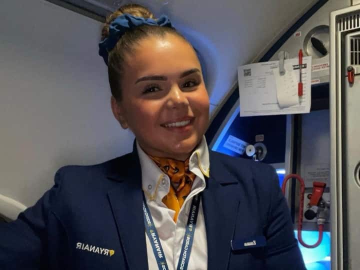 Ryanair Flight Attendant Emma Taylor Passenger Offer To Date Photo Gallery To Know About Latest Update | Flight Attendant: खूबसूरत फ्लाइट अटेंडेंट को देख आहें भरते हैं लोग, पैसेंजर ने डेट का दिया ऑफर