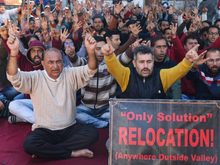 Jammu Kashmir Terrorist Organization Threatened Kashmiri Pandits Said Will Turn Government Colonies Into Graveyards | Jammu Kashmir: आतंकी संगठन ने कश्मीरी पंडितों को दी धमकी, कहा