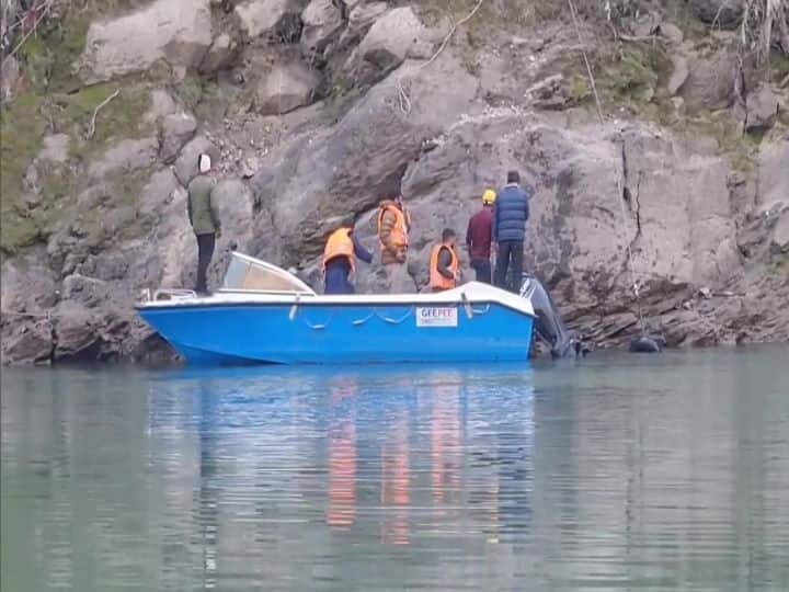 Three People Washed Away With A Car That Fell In Chenab River In Jammu Kashmir Search Continue