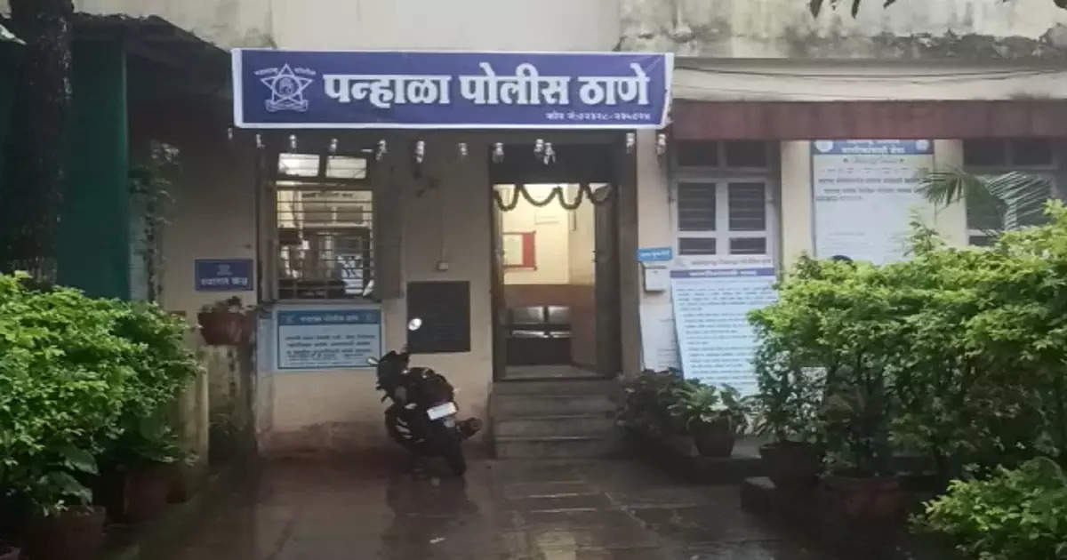 panhala police station, वर्दीला डाग! पोलीस अधिकाऱ्याकडूनच महिला पोलिसाकडे शरीरसुखाची मागणी; संतापजनक घटना उघड - a police officer demands sex from a female police officer in panhala police station