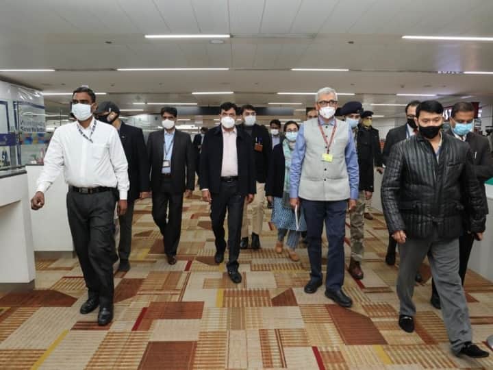 केंद्रीय स्वास्थ्य मंत्री मनसुख मांडविया ने दिल्ली एयरपोर्ट का किया दौरा, की जा रही है रैंडम सैंपलिंग, देखें तस्वीरें