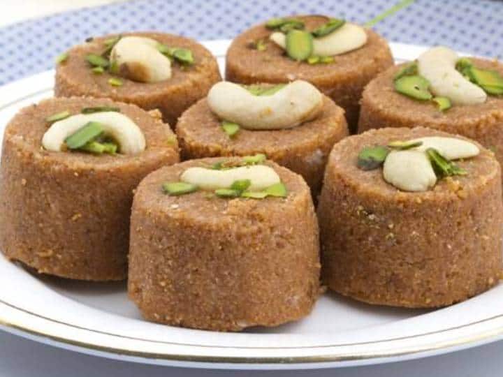 Kabuli Pinni Recipe: सर्दियों की धूप में स्वादिष्ट पिन्नी खाने का मजा ही कुछ और है, तो फिर बनाएं घर पर शानदार पिनियां