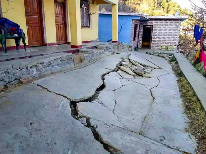 Joshimath Landslide Haldwani Eviction Supreme Court Uttarakhand Pushkar Singh Dhami Local People Know In 10 Points | कहीं घरों के नीचे से बह रहा पानी तो कहीं हजारों लोगों पर लटकी बेघर होने की तलवार