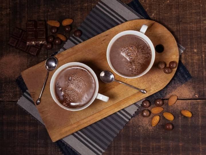 Hot Chocolate: सर्दी के दिनों में यह हॉट चॉकलेट बेवरेज आपको आएगा पसंद, ठंड से भी बचाकर रखेंगी