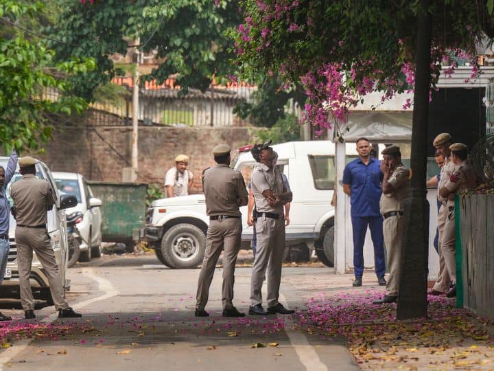 Delhi Police At Congress Rahul Gandhi Residence Connection With Sexual Harassment Victims Bharat Jodo Yatra