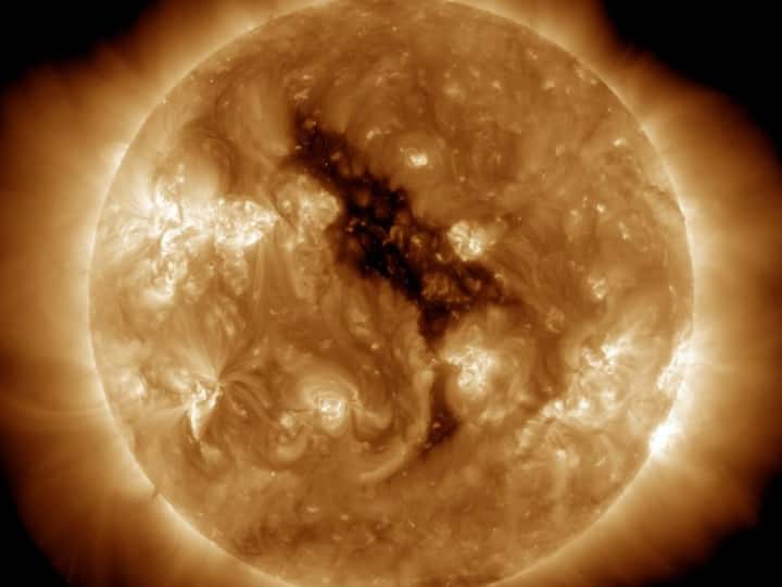 Hole Spotted on Sun's Surface: सूरज में हो गया छेद? इतना बड़ा, पृथ्वी जैसे 20 गोले उसमें समा जाएंगे