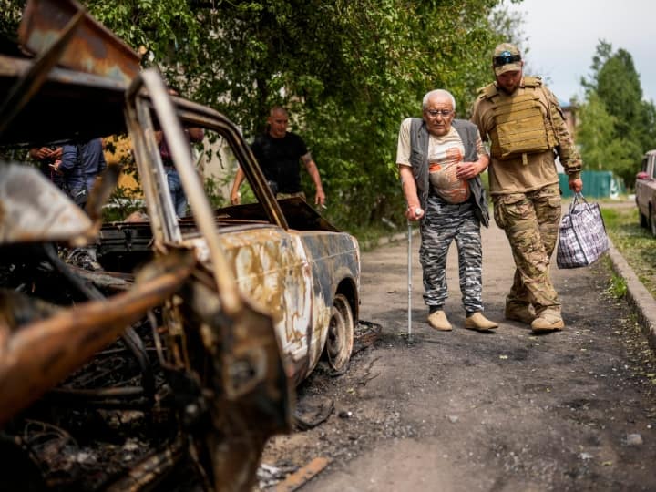 Russia Ukraine War Civilians Flee Ukraine Bakhmut On Foot As Russian Troops Attack