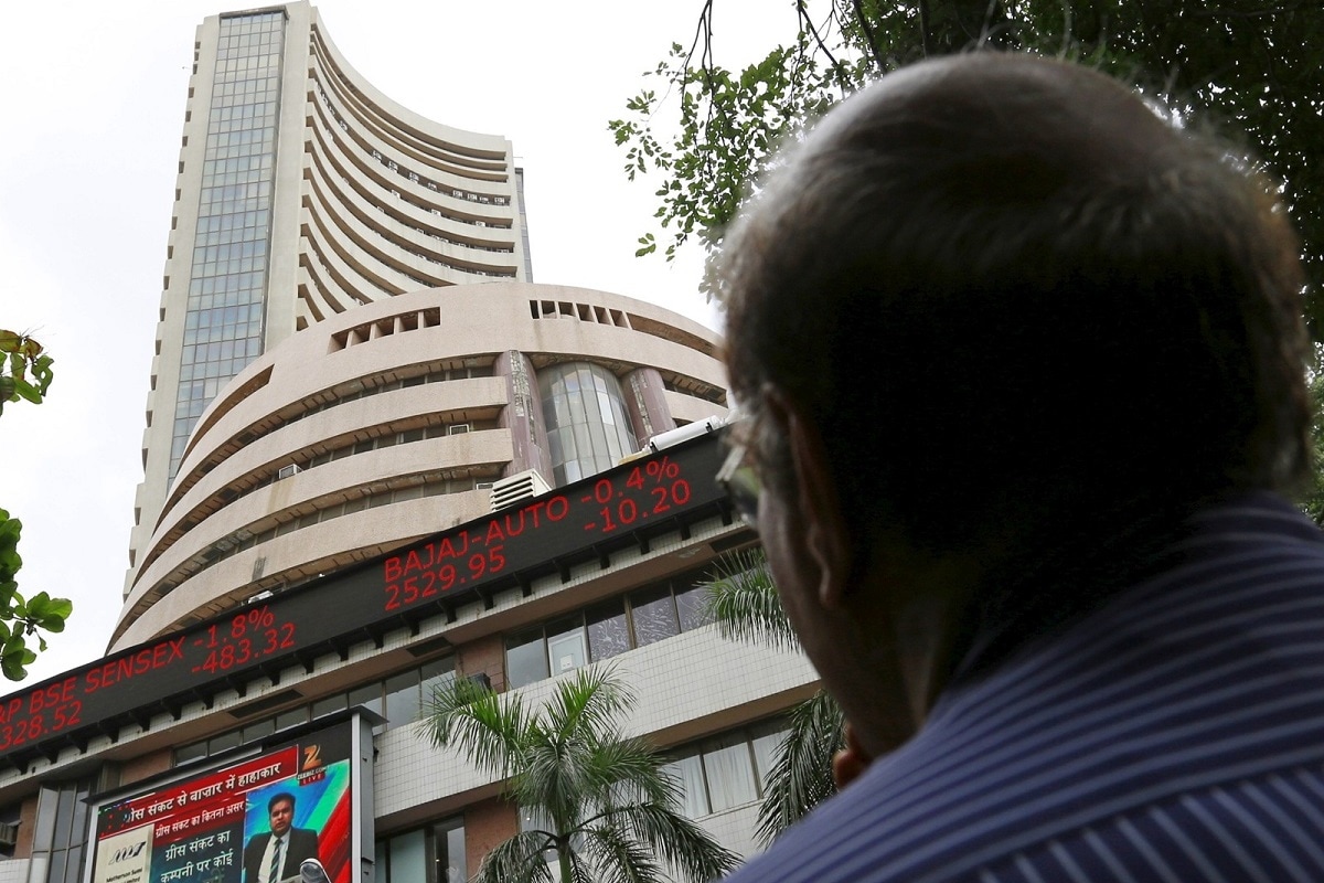 Sensex Opens In the Red, Down Over 300 Points; Nifty Below 17,630; Rupee Weakens By 37 Paise