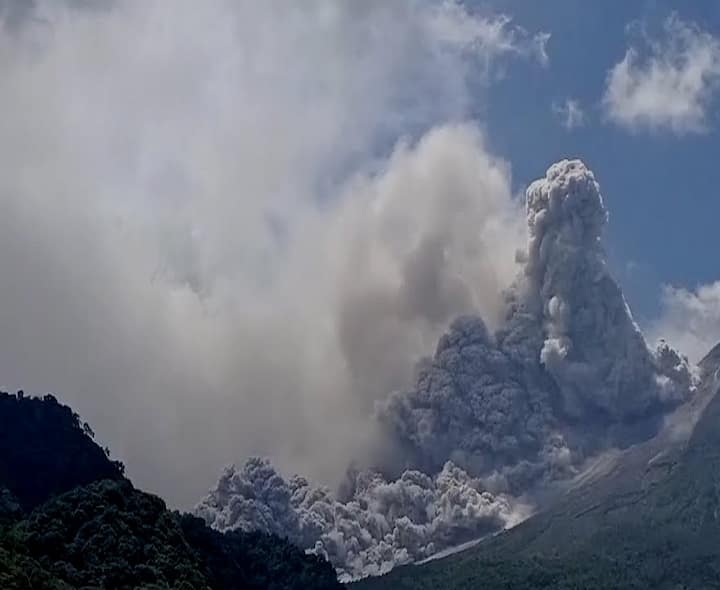 Volcano Eruption: हजारों टापूओं वाले देश में ज्वालामुखी विस्फोट, आसमान में धुएं के बादल छाए, देखें भयावह दृश्य