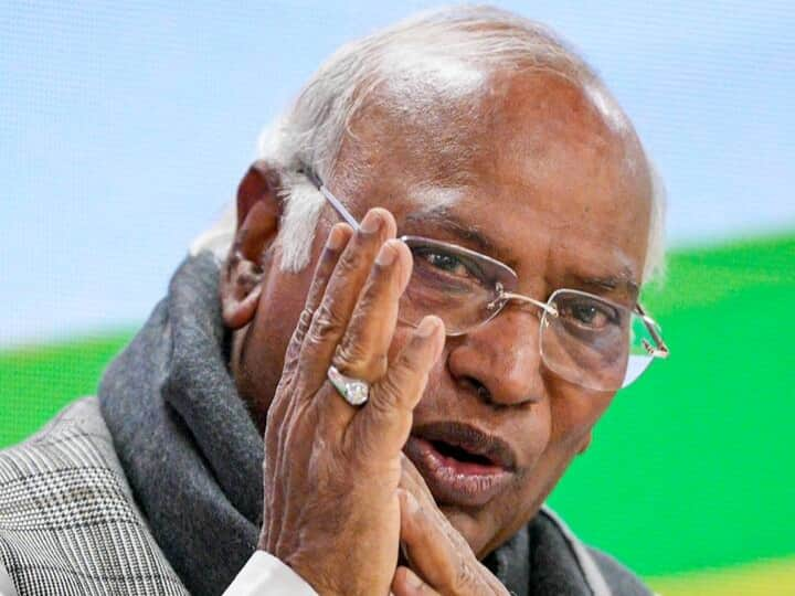 Congress Mallikarjun Kharge Slams PM Narendra Modi And Modi Govt Over ED Raids In Lalu Yadav Family Places In Land For Jobs Scam Case | ED Raids: लालू परिवार के परिसरों पर हुई छापेमारी तो भड़के मल्लिकार्जुन खरगे