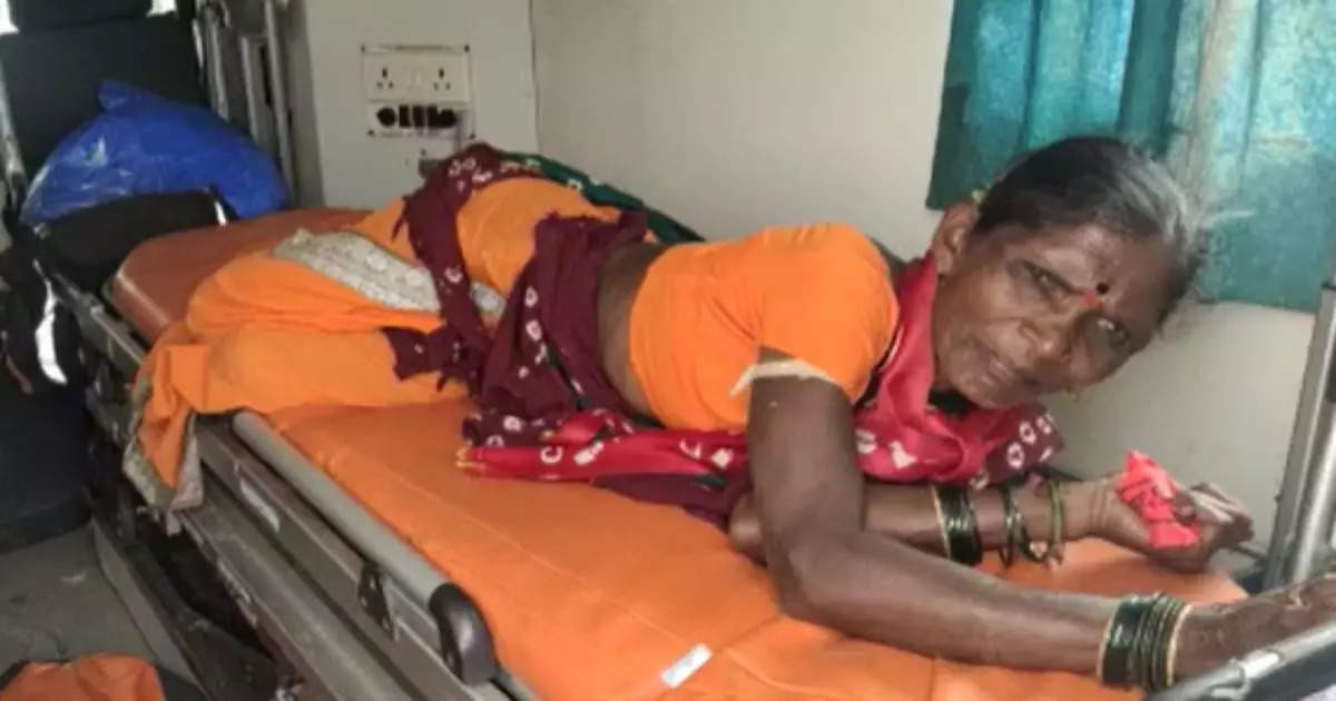 woman health deteriorated during farmers morcha, VIDEO : लाल वादळ निघालं, कष्टकरी शेतकऱ्यांच्या पायाला फोड अन् रक्तबंबाळ; मोर्चादरम्यान महिलेची तब्येत बिघडली - woman health deteriorated during the farmers long march a video went viral