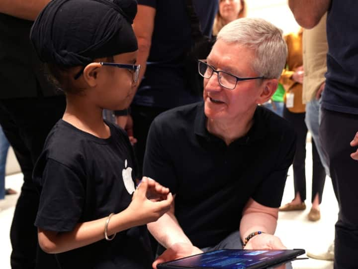 Apple Store In Delhi Delhi Ayush Is Big Fan Of Apple Brought IPad Launched 1986 To Meet Tim Cook Ann