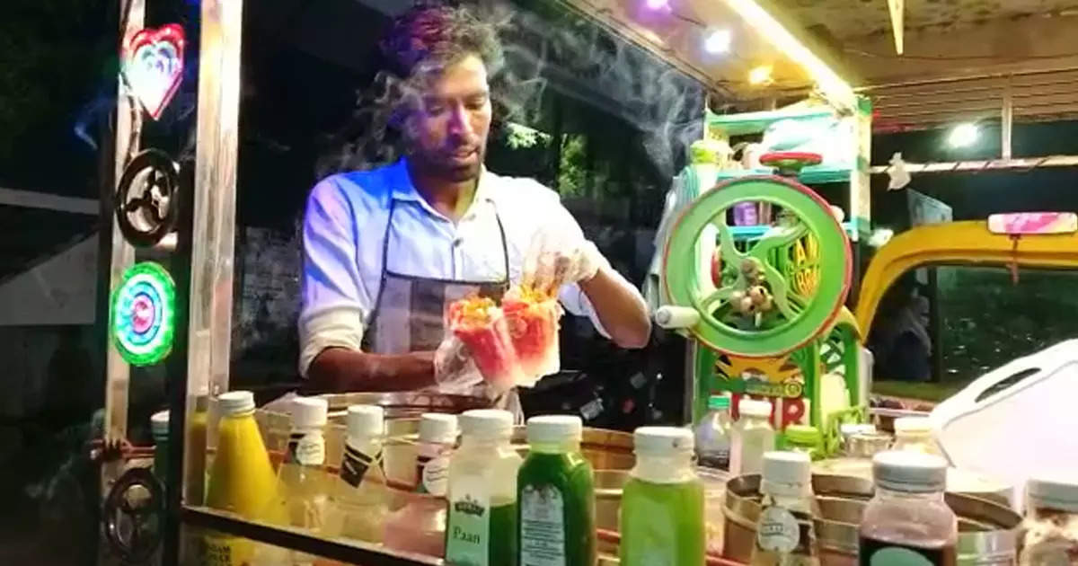 Ice Gola, बीडच्या तरुणाची संघर्षगाथा, गायक होण्याचं स्वप्न भंगलं, आता बर्फगोळा विकून कमावले नाव, पैसा - a story of struggle a beed youth dream of becoming a singer was shattered and now he earns rs 50000 a month by selling ice gola