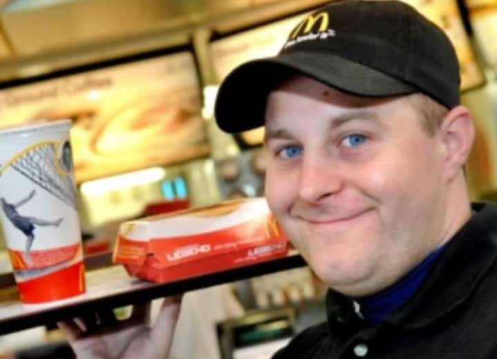 Viral: अचनाक करोड़पति बन गया वेटर, 10 करोड़ मिलने के बाद भी इस वजह से रेस्टोरेंट में करता रहा नौकरी