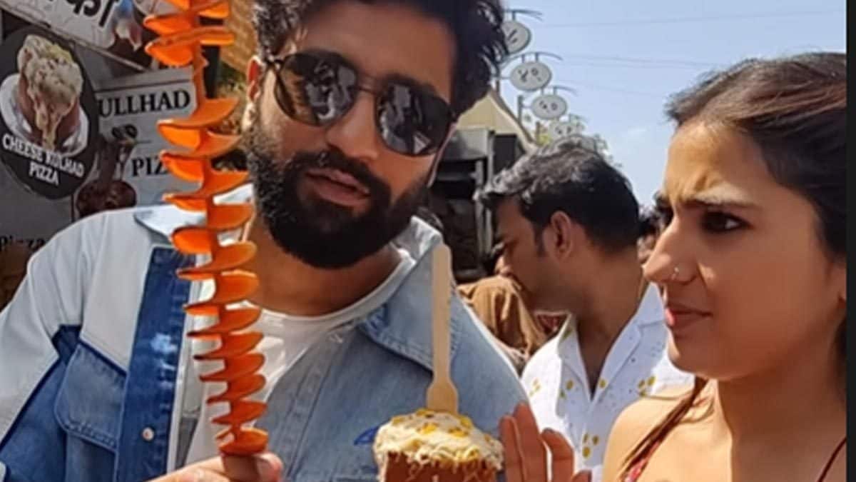 Sara Ali Khan Enjoys Kulhad Pizza In Indore, ZHZB Co-Star Vicky Kaushal Joins Her Too