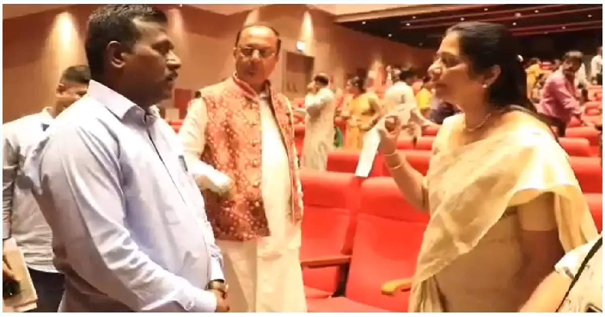 Mla Geeta Jain Shouted Marathi Drama Finished Half An Hour Late;मराठी नाटक अर्धा तास उशिरा संपलं, थप्पड फेम गीता जैन भडकल्या