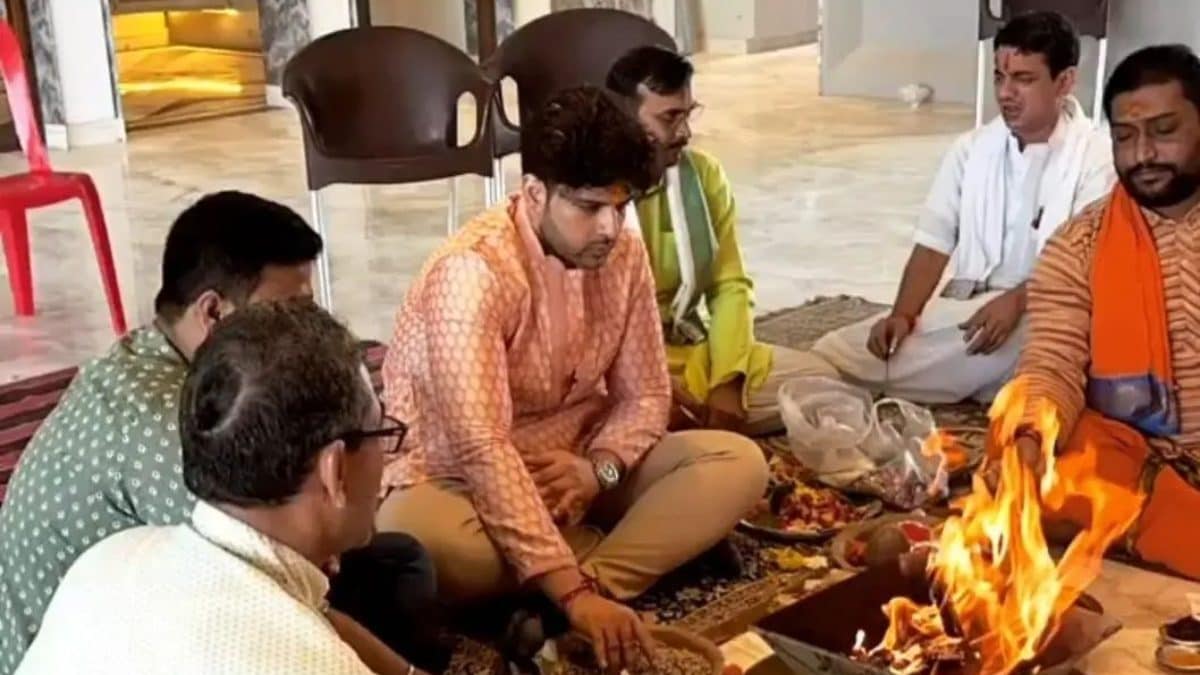 Karan Kundrra Performs Grih Pravesh Puja As He Shifts To His New Luxury Residence | Photos