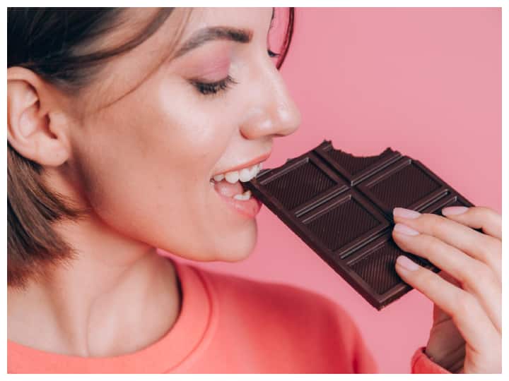 Eating Dark Chocolate Keeps Both Your Heart And Mind Healthy