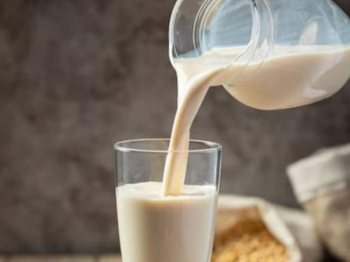 दूध पीने का सही वक्त क्या है? जब शरीर को मिलता है फायदा वरना हो जाएंगे गैस-एसिडिटी का शिकार
