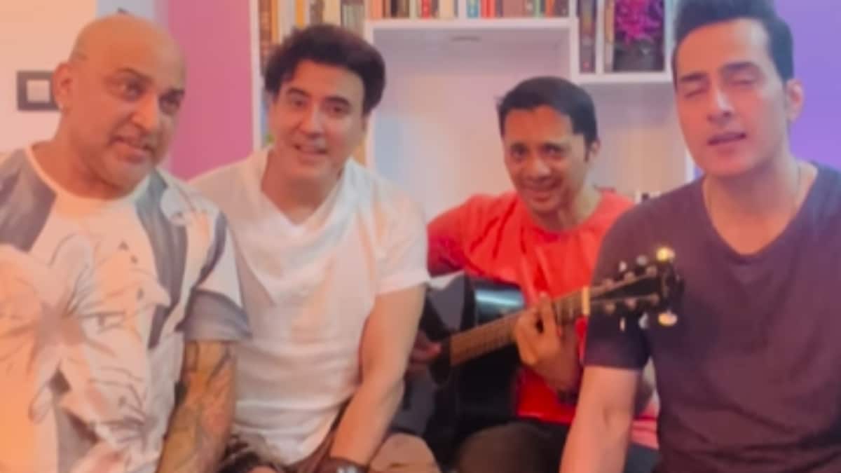 Sudhanshu Pandey Reunites With His Band Of Boys Members After 24 Years, Video Inside