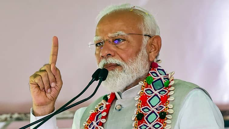 PM Narendra Modi asks people make comfortable differently abled women in Telangana lok sabha elections 2024 rally | PM Modi Rally in Telangana: रैली के बीच में दिव्यांग महिलाओं को देख पीएम मोदी ने क्यों कहा