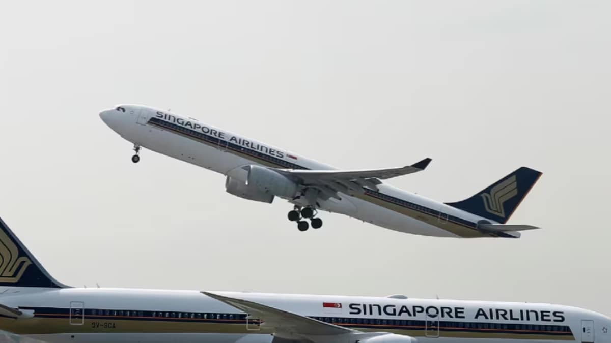 Did Singapore Airlines Fly Through A Danger Zone? Former Pilot Explains