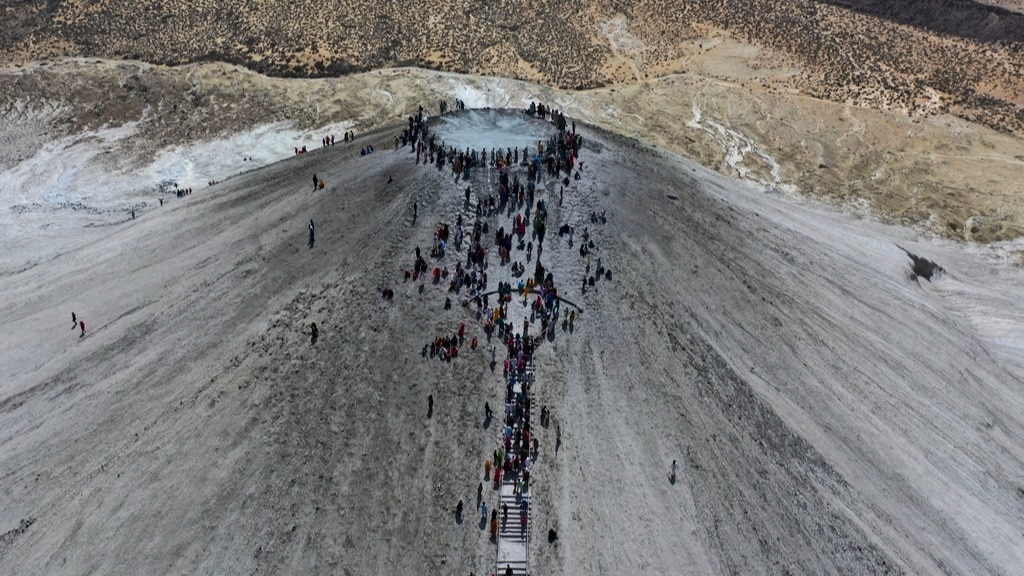 Watch pilgrims scale volcano during Pakistan's biggest Hindu yatra