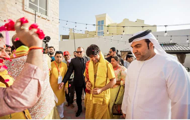 baba bageshwar dham pandit Dhirendra shastri  in dubai Dhirendra Shastri praised UAE Baba Bageshwar in Dubai : इस्‍लामिक देश यूएई पहुंचे बाबा बागेश्‍वर, दरबार लगाने गए धीरेंद्र शास्त्री के साथ क्या हुआ, जानिए