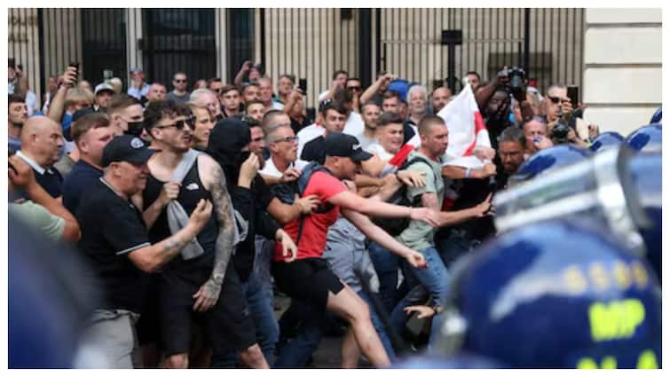 Violence broke out in Southport, Britain, protesters threw bricks and bottles at police personnel, many injured ब्रिटेन में फिर भड़की हिंसा, उपद्रवियों ने बोतलों-ईटों से किया पुलिसकर्मियों पर हमला, जानें वजह