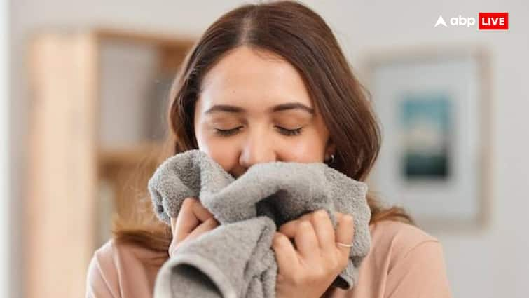 relationship tips smelling partner clothes can help to reduce stress and loneliness science Relationship Tips: पार्टनर के कपड़े